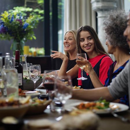 Voco Orchard Singapore By Ihg מראה חיצוני תמונה A dinner party