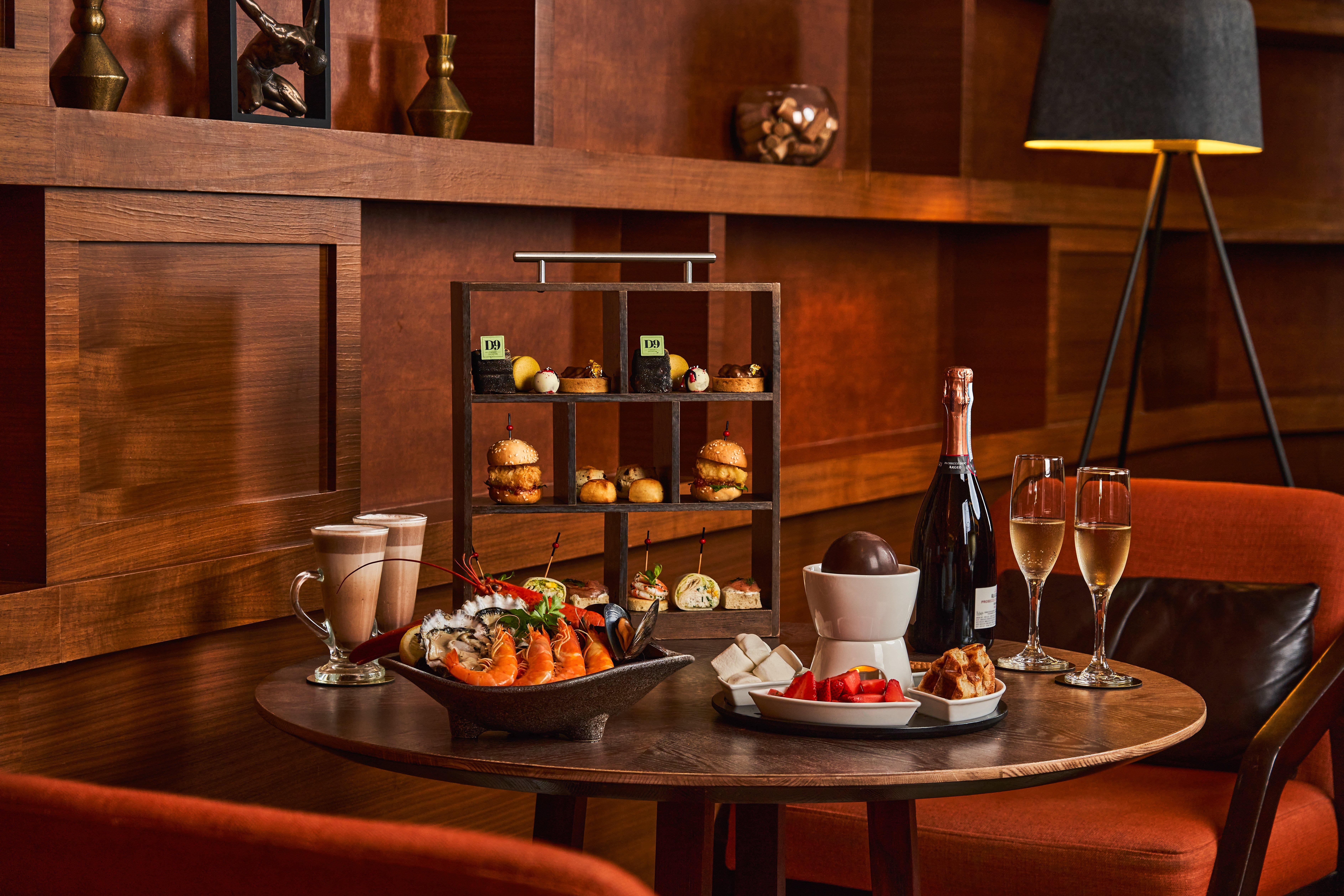Voco Orchard Singapore By Ihg מראה חיצוני תמונה Afternoon tea at the Savoy