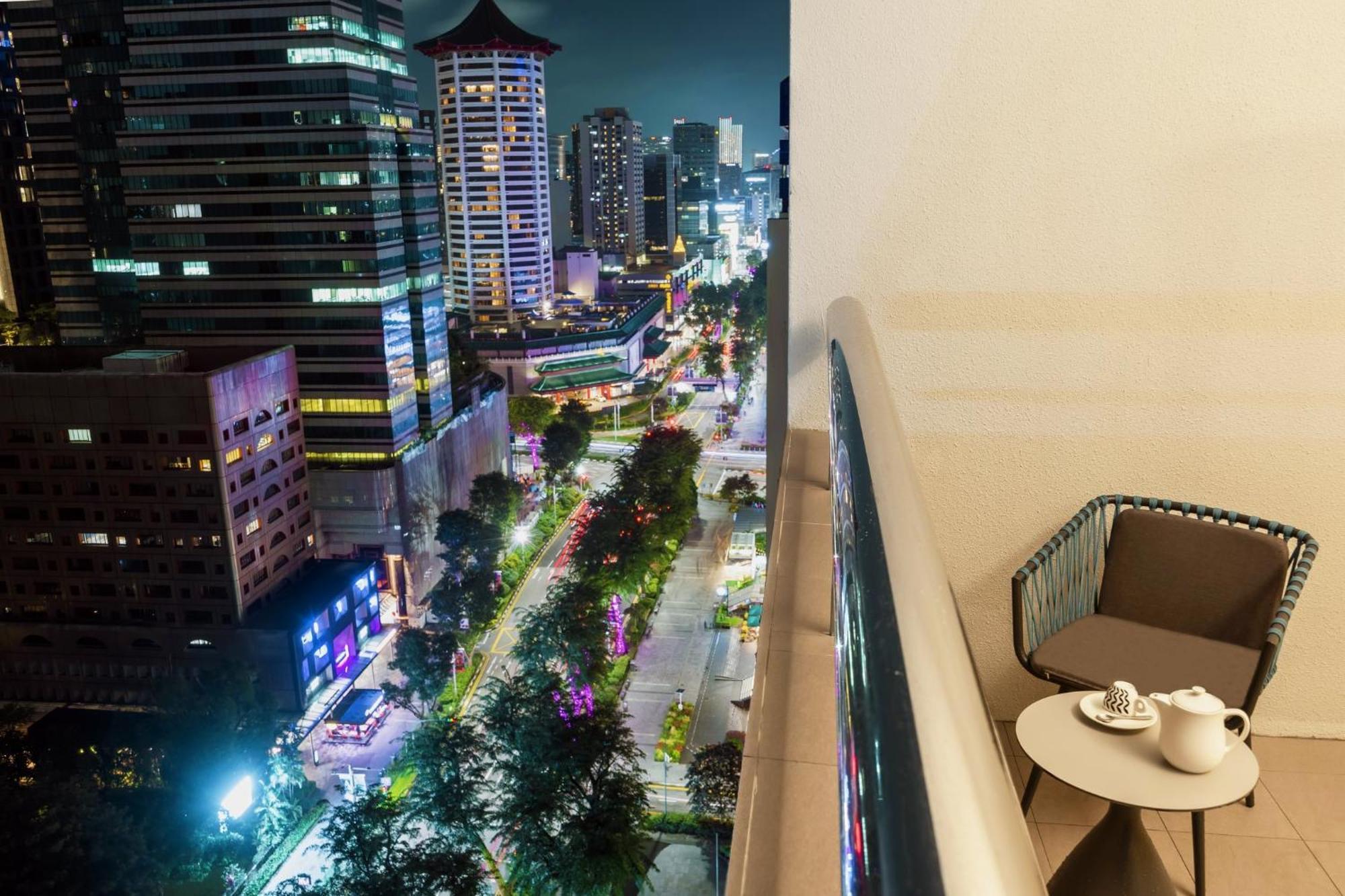 Voco Orchard Singapore By Ihg מראה חיצוני תמונה View from the balcony of a suite at the Shangri-La at the Fort
