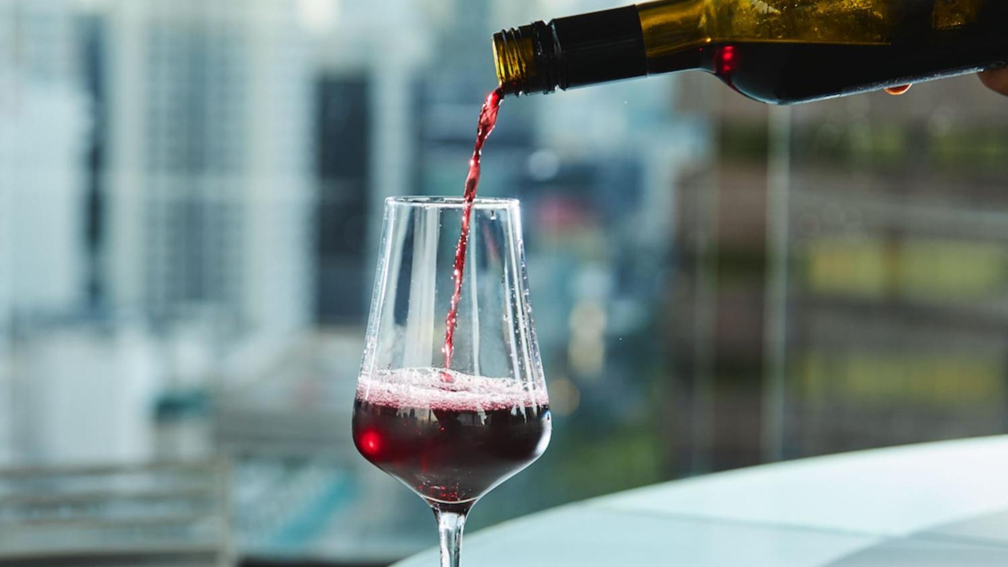 Voco Orchard Singapore By Ihg מראה חיצוני תמונה Wine being poured