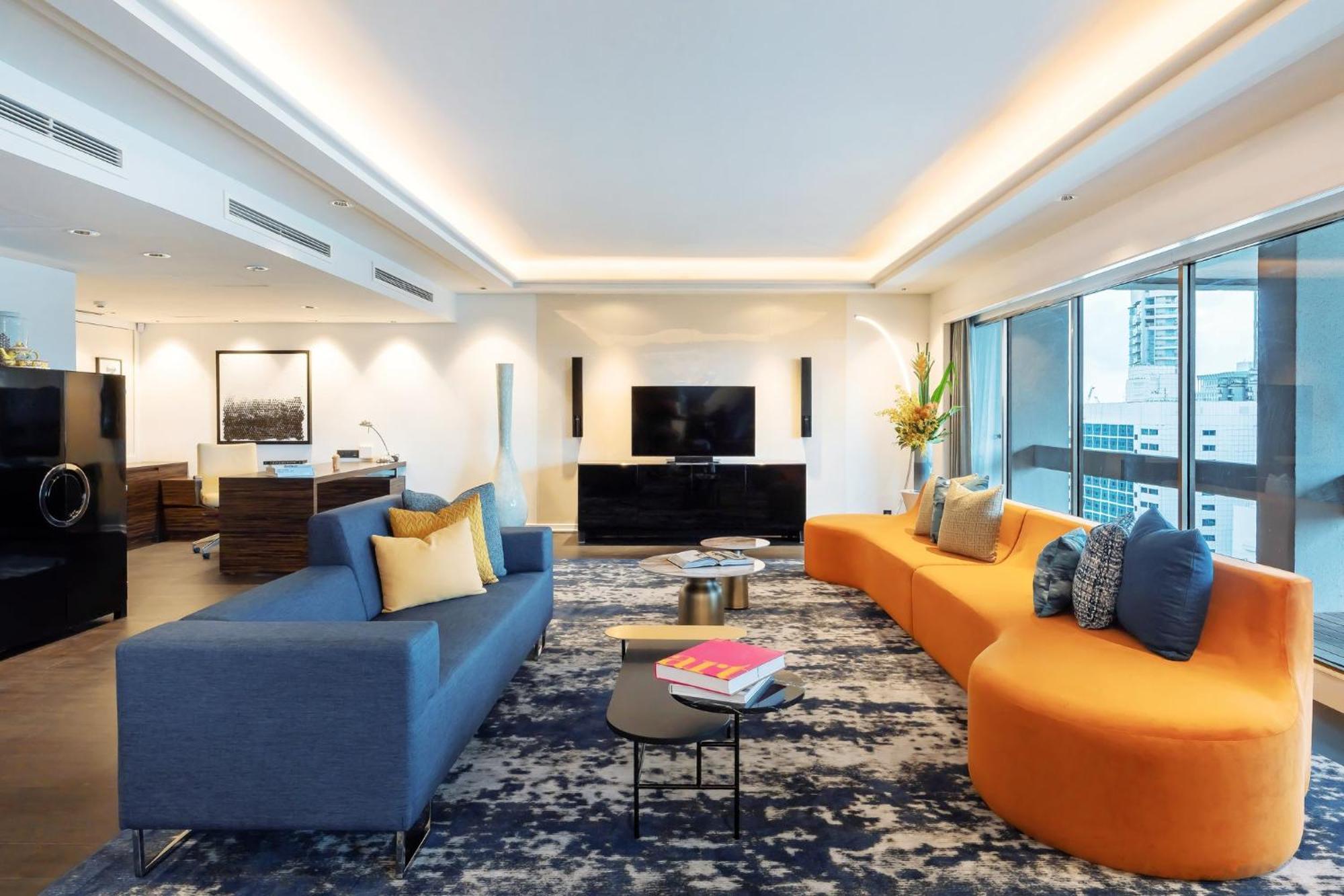 Voco Orchard Singapore By Ihg מראה חיצוני תמונה The living room of a three-bedroom apartment