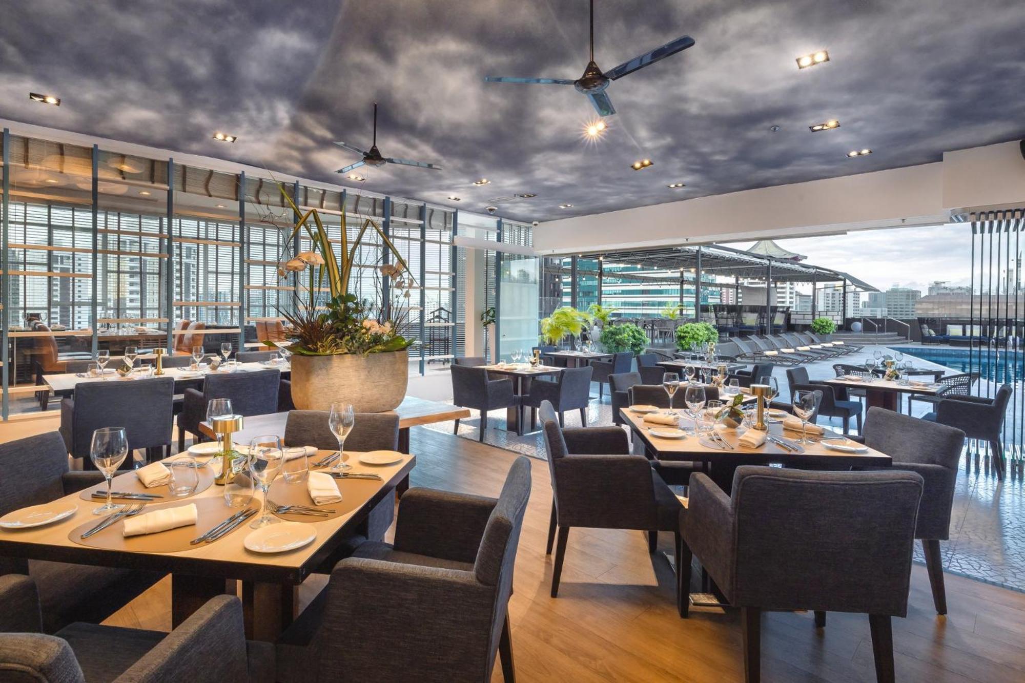 Voco Orchard Singapore By Ihg מראה חיצוני תמונה Restaurant Cloud 9