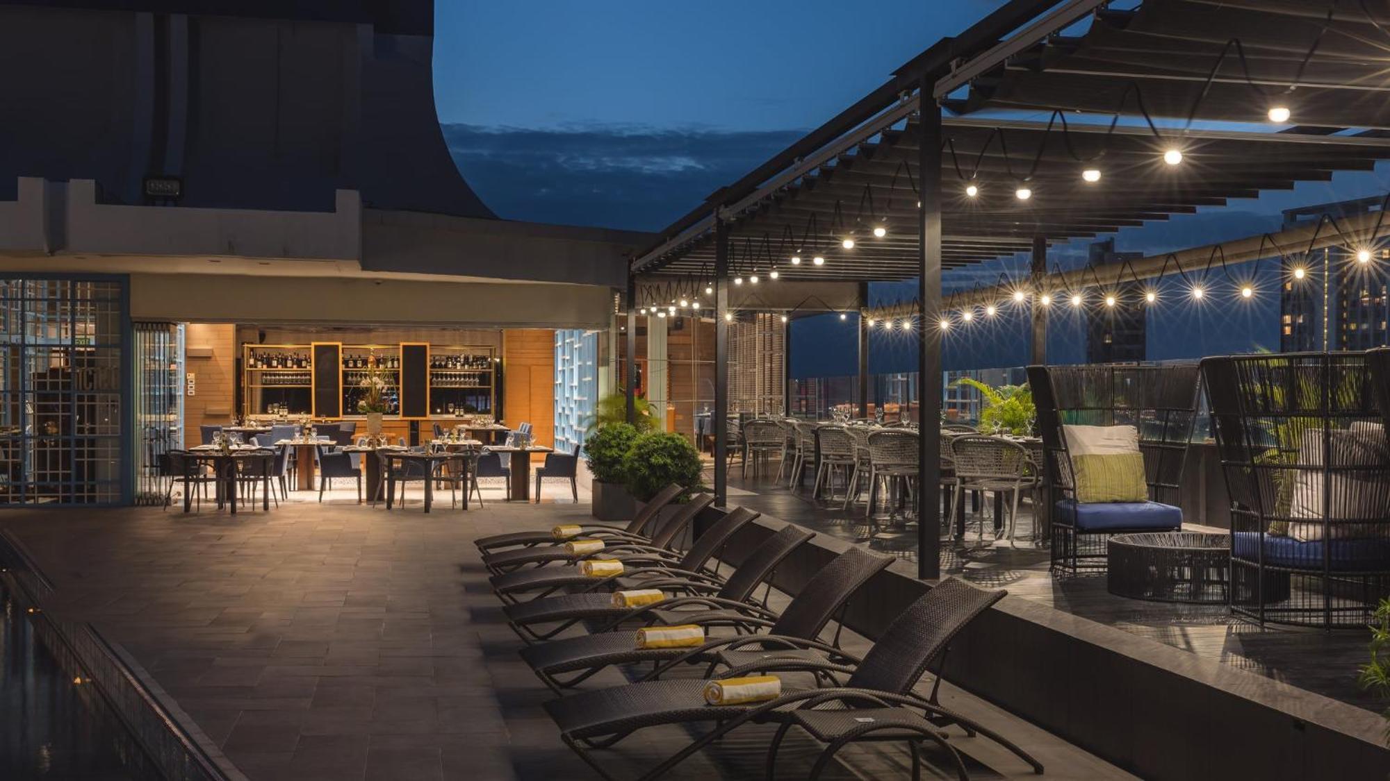 Voco Orchard Singapore By Ihg מראה חיצוני תמונה The rooftop pool at the hotel