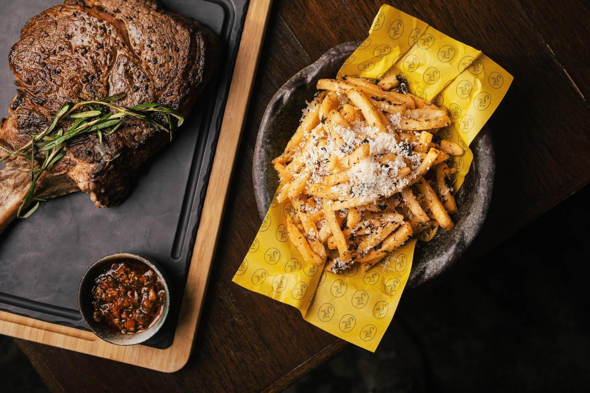 Voco Orchard Singapore By Ihg מראה חיצוני תמונה A plate of chips and steak