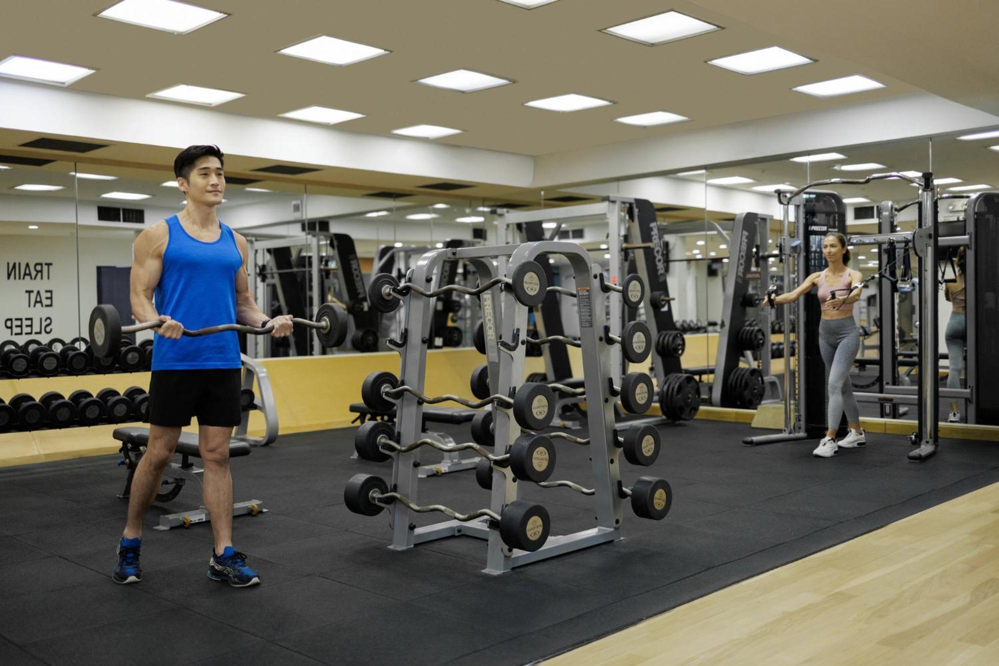 Voco Orchard Singapore By Ihg מראה חיצוני תמונה The gym at the hotel
