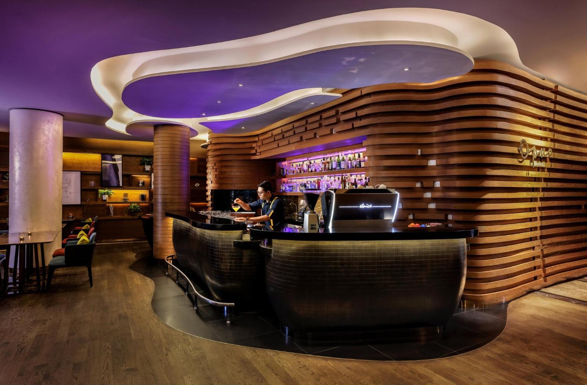Voco Orchard Singapore By Ihg מראה חיצוני תמונה The bar at the lobby