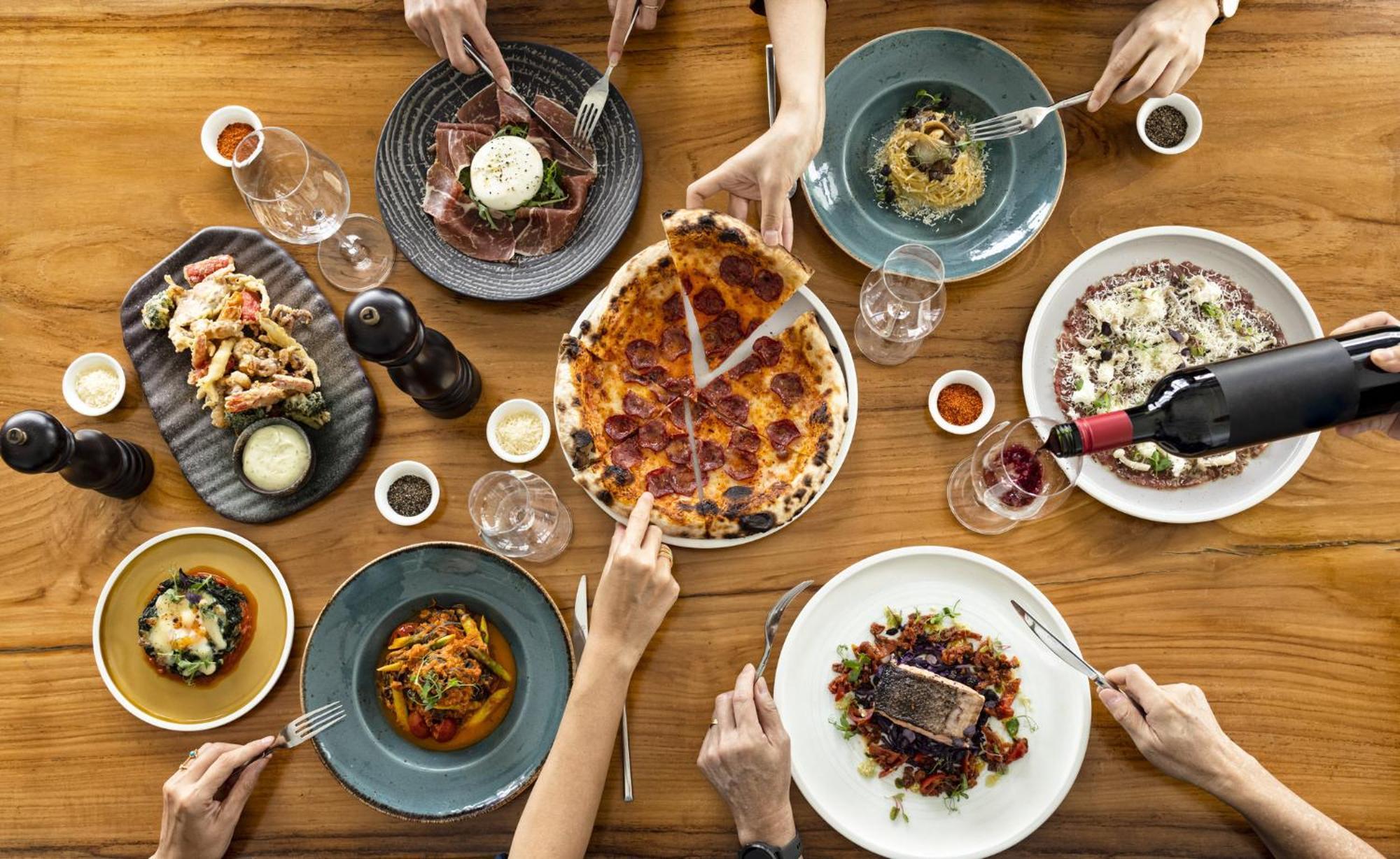 Voco Orchard Singapore By Ihg מראה חיצוני תמונה A selection of dishes at the restaurant