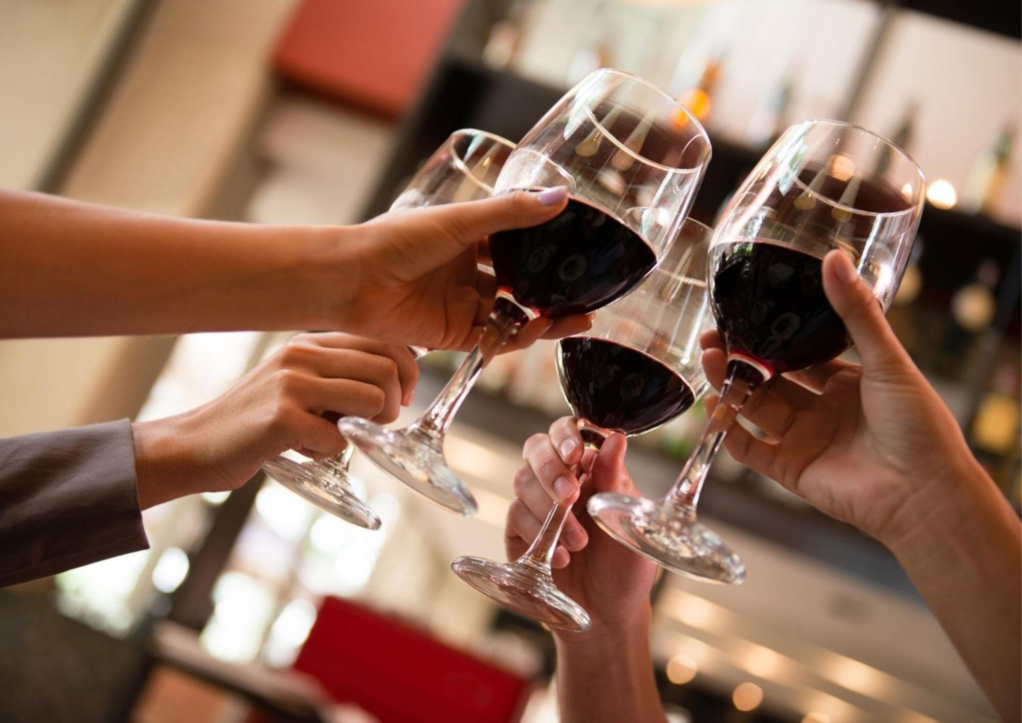 Voco Orchard Singapore By Ihg מראה חיצוני תמונה Wine toast