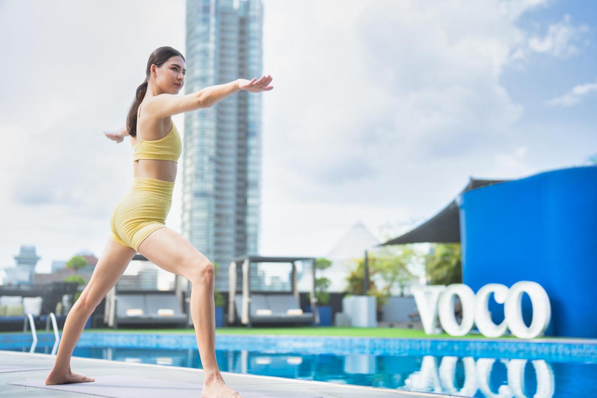 Voco Orchard Singapore By Ihg מראה חיצוני תמונה A woman practicing yoga