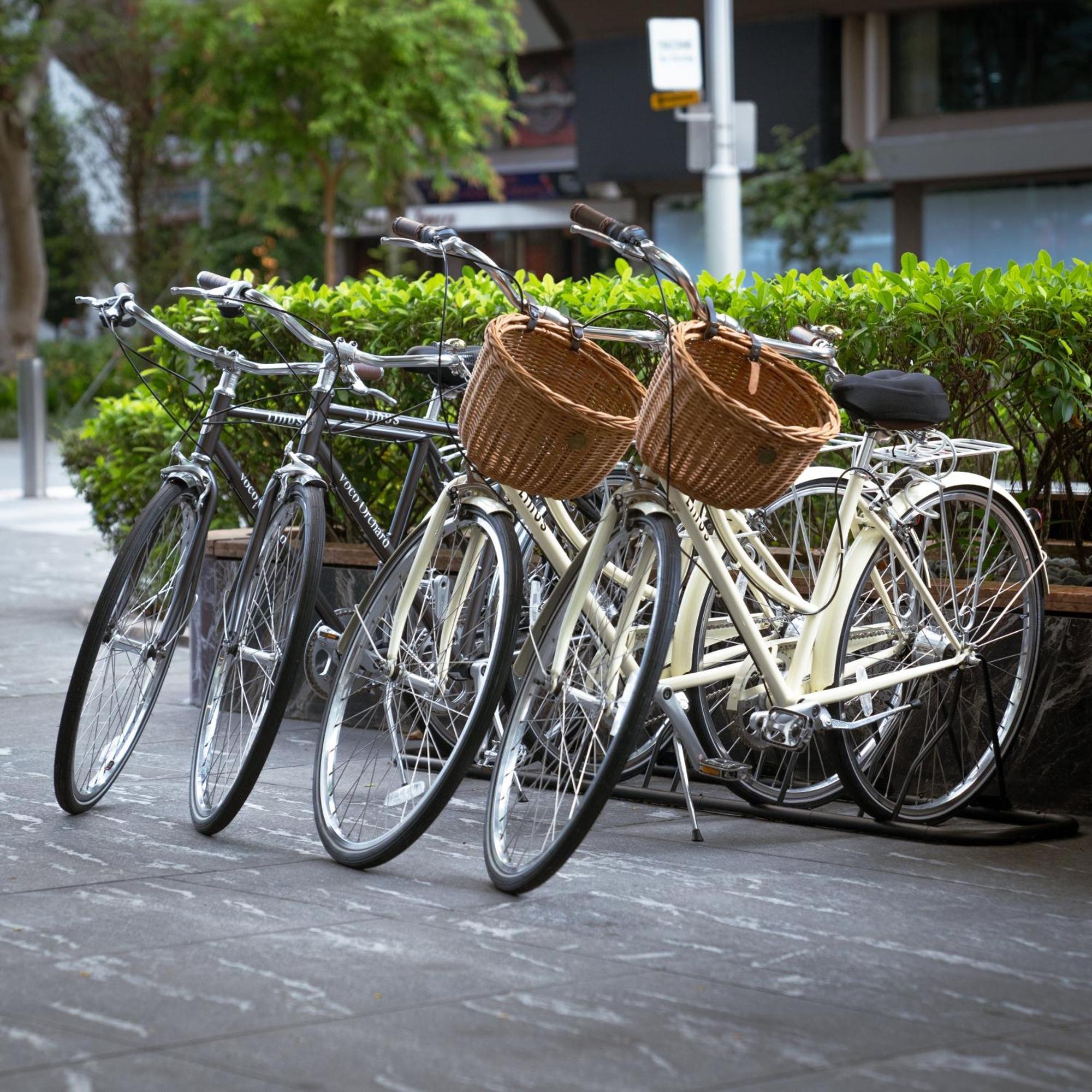 Voco Orchard Singapore By Ihg מראה חיצוני תמונה Bicycles parked in a row